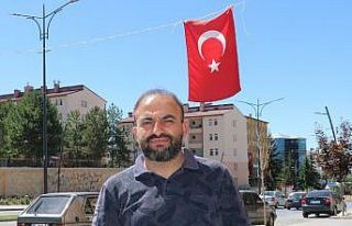 Polisin bayrak hassasiyeti duygulandırdı