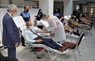 Polisten Kızılay’a kan desteği