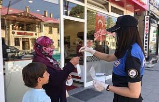 Polisten vatandaşlara maske