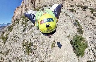 Profesyonel base jump sporcusu Cengiz Koçak, Zafer...
