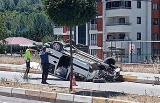 Refüje çarpan hafif ticari araç devrildi: 2 yaralı