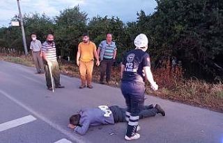 Refüje çarpan otomobildeki 2 kişi camdan fırlayarak...
