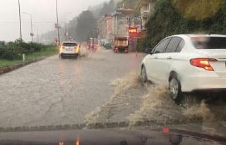 Rize’de şiddetli yağış yolları göle döndürdü