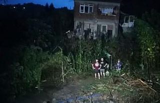 Rize’de taşan dere suları nedeniyle evlerinde...