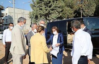 Şahin, çocuklara kendi elleriyle maskelerini taktı