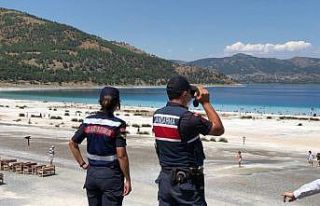Salda Gölü’nde çamur çukuruna giren Ruslar,...