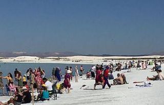 Salda Gölü’nde vatandaşların oluşturduğu çamur...