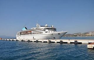 Salgın sonrası ilk turist gemisi aylar sonra Kuşadası...