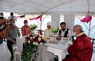 Salondan kaçtılar, baraj gölü ortasında teknede...