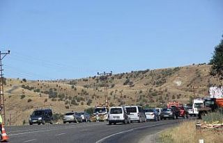 Saman yüklü kamyon yanarak hurdaya döndü