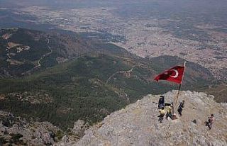 Şehitlikten Spil’in zirvesine şehit toprağı