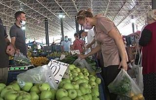 Semt pazarında fiyatlar satıcı için uygun, vatandaş...
