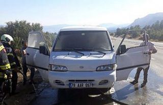 Seyir halindeki kamyonette çıkan yangına vatandaşlar...
