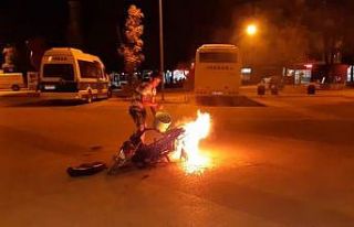 Seyir halindeki motosiklet alev alev yandı