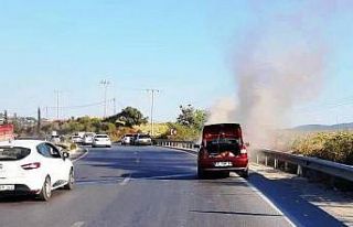 Seyir halindeki otomobil cayır cayır yandı