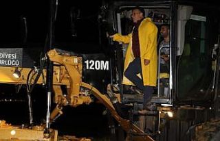 Şiddetli yağış dereleri taşırdı yolları kapadı