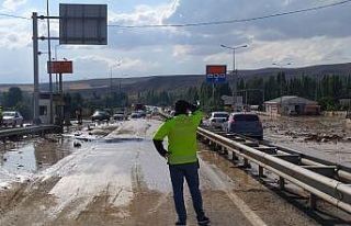Sivas-Ankara Karayolunda taşkın nedeniyle ulaşım...