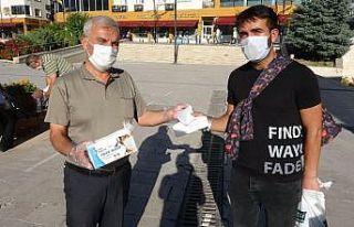 Sivaslı iş adamı memleketinde 15 bin adet maske...
