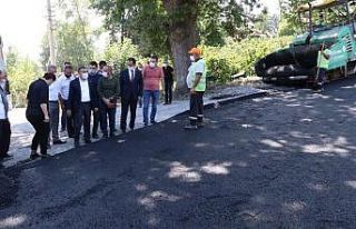 Soğuksu köyünde sıcak asfalt çalışmaları sürüyor