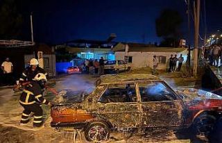 Söke’de park halindeki otomobil alev alev yandı