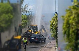 Su borusu patladı, trafik kitlendi