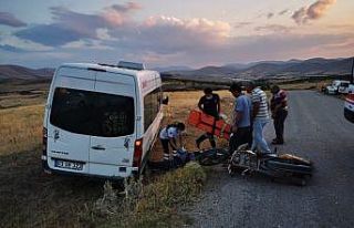 Şuhut’ta minibüs ile motosiklet çarpıştı:...