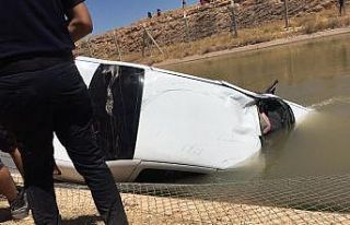 Sulama kanalına devrilen otomobildeki cesetler çıkartıldı
