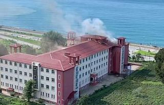 Tadilat yapılan okulun çatısında yangın