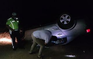Taklalar atan otomobilden yaralı kurtuldu