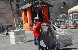 Taksim’de sıcaktan bunalan vatandaşlar gölgede...