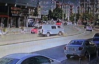 Tansiyonu düşen sürücü refüjdeki elektrik direğine...