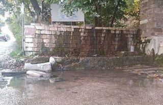 Tarihi Palata Çeşmesinin suları yola akıyor