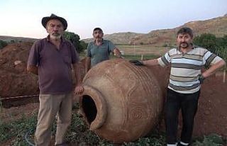 Tarlasında binlerce yıllık tarihi küp buldu