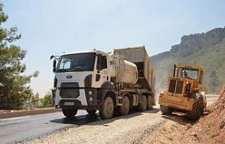 Tarsus’ta kırsal bölgelerde asfalt çalışmaları...