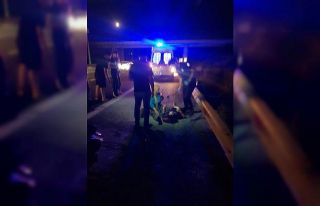 Tarsus’ta otomobil bariyere çarptı: 3 kişi yaralandı