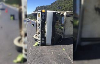 Tarsus’ta sebze yüklü kamyon devrildi: 2 yaralı