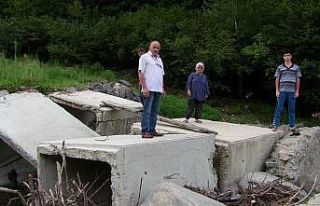 Taşan dere mahallenin tek ulaşımı olan köprüyü...