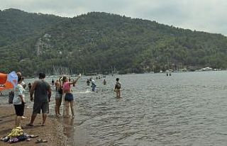 Tatil sevdası korona virüsü unutturdu, plajlar...