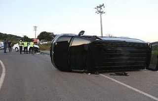 Tatil yolunda otomobille çarpışan minibüs devrildi:...