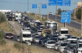 Tatilciler dönüş yoluna geçti, araçlar ilerlemekte...
