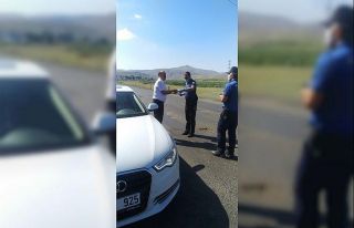 Tekman’da polis ekipleri sürücülere şeker ve...