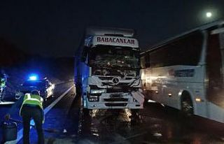 TEM otoyolunda tır kamyona arkadan çarptı: 1 yaralı