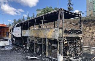 TEM’de yanan yolcu otobüsü kullanılmaz hale geldi