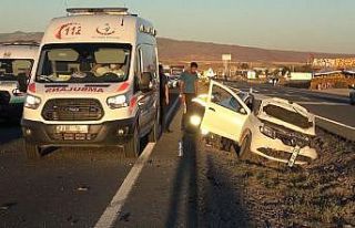 Ters şeride giren otomobil hafif ticari araçla çarpıştı:...