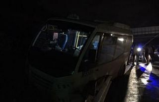 Ticari araçla çarpışan minibüs yoldan çıkarak...