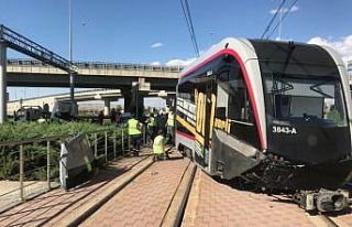 Ticari araçla çarpışan tramvay raydan çıktı:...