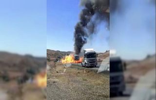 Tırın dorsesi alev alev yandı, iki kez patlama...