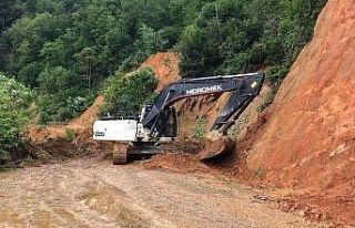 Trabzon’da heyelanda kapanan yollar ulaşıma açılıyor