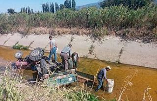 Traktör sulama kanalına devrildi