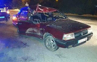 Traktöre bağlı römorka çarparak hurdaya dönen...